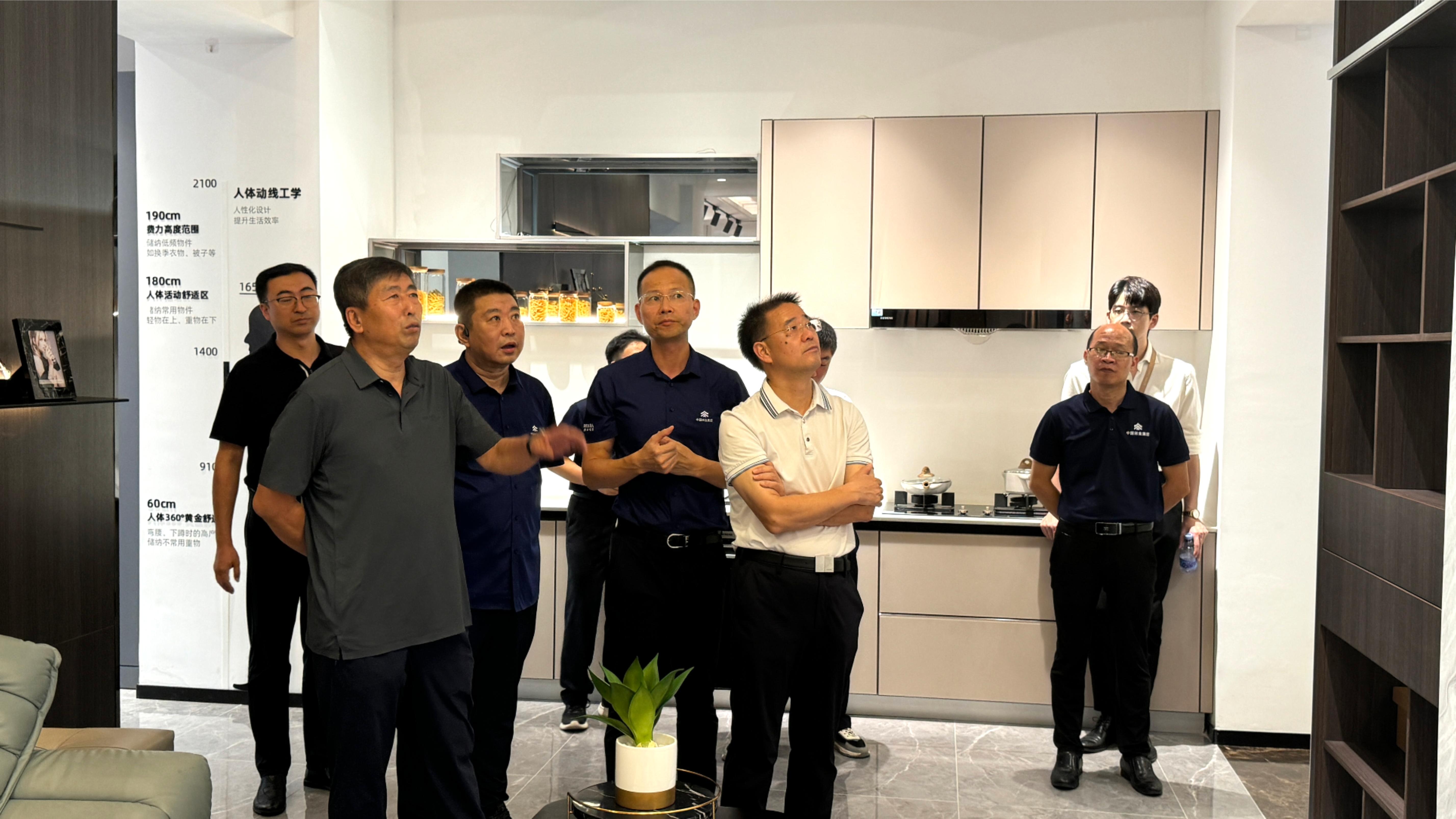 單忠立一行到中林福人公司調(diào)研(圖1) 單忠立一行到中林福人公司調(diào)研(圖1)