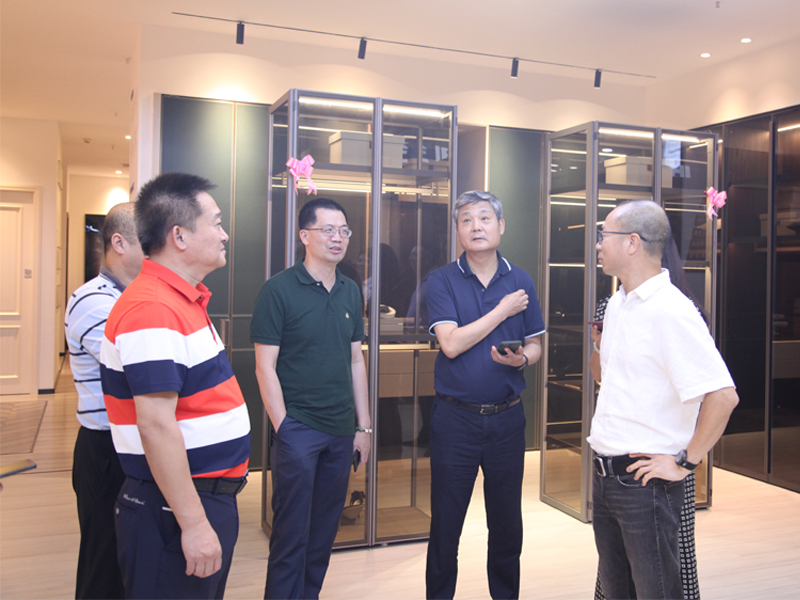 中國林產(chǎn)工業(yè)有限公司董事長孫良志一行蒞臨中林福人考察調(diào)研(圖1) 中國林產(chǎn)工業(yè)有限公司董事長孫良志一行蒞臨中林福人考察調(diào)研(圖1)