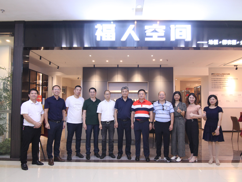 中國林產(chǎn)工業(yè)有限公司董事長孫良志一行蒞臨中林福人考察調(diào)研(圖2) 中國林產(chǎn)工業(yè)有限公司董事長孫良志一行蒞臨中林福人考察調(diào)研(圖2)