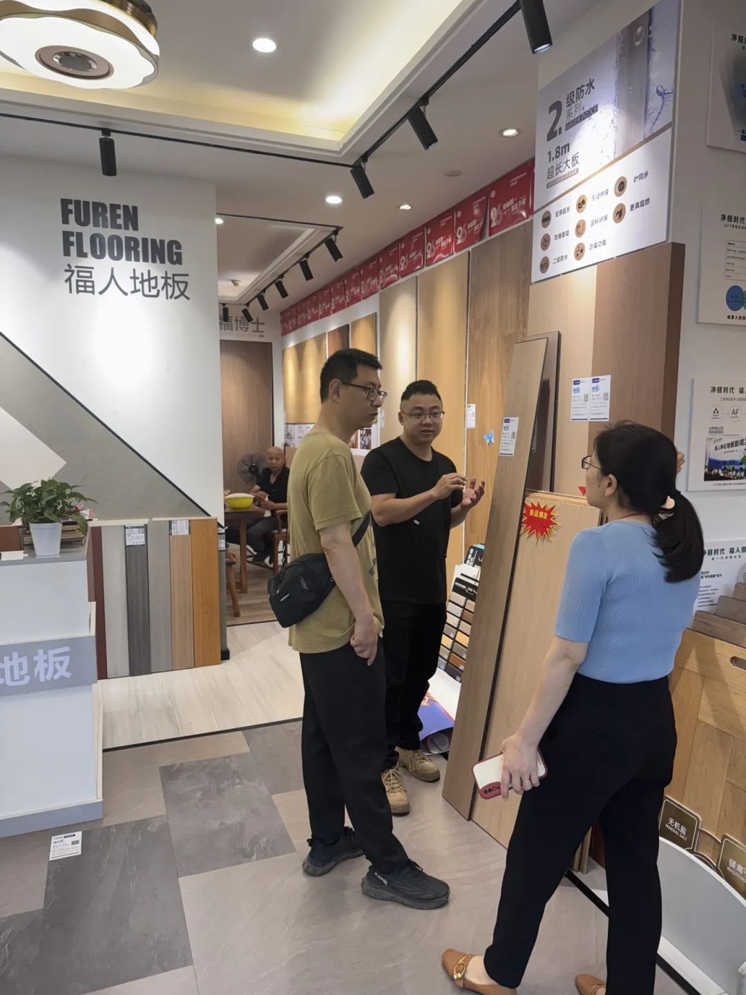 服務終端 賦能一線 ——中林福人團隊五一期間深入門店調(diào)研指導(圖3) 服務終端 賦能一線 ——中林福人團隊五一期間深入門店調(diào)研指導(圖3)